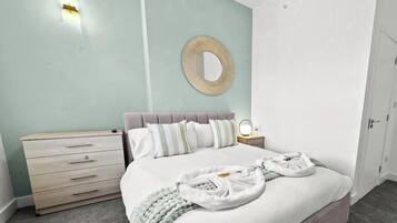 1 bedroom, desk, free WiFi, bed sheets