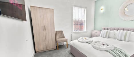1 bedroom, desk, free WiFi, bed sheets