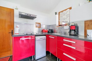 Fridge, microwave, oven, stovetop - Gite La Petite Maison Mazères – Tranquility in the Ariège Countryside (Mazères)