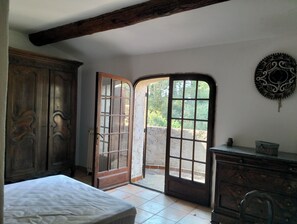 Room - Vrbo Property (Saint-Paulet-de-Caisson)