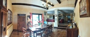 Dining - Vrbo Property (Saint-Paulet-de-Caisson)