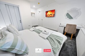 Desk, WiFi - Burnham-on-sea | Luxury | Families | Large Groups (Somerset)