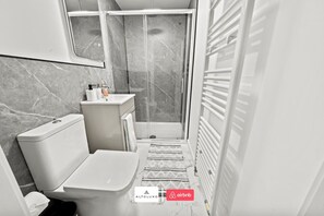 Bathroom - Burnham-on-sea | Luxury | Families | Large Groups (Somerset)
