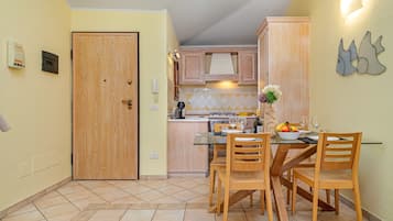 Frigorifero, forno, piano cottura, lavastoviglie