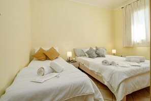 Tabla de planchar con plancha, wifi, ropa de cama
