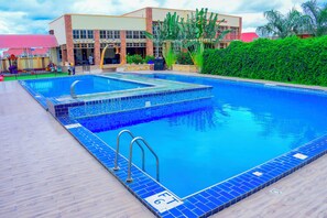 2 kolam renang indoor