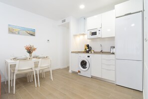 Fridge, microwave, stovetop, coffee/tea maker - Apartamento Don José BD (Malaga)