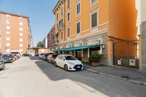 Exterior - GuestHost - Comfortable 30m2 studio, perfect for 2, located on the second floor of a building with lift.The apartment is located in the Ca' Granda - Prato Centenaro area, located in Municipality 9 north of Milan, a well-connected residential area (M5 Ca' (Milan)
