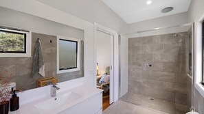 Shower, towels - Walkiez At Walkerville South (Walkerville South)