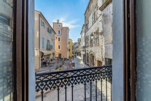Interior - Elegance & Style 2-Bed Retreat in the Heart of Narbonne with Air-Con (Narbonne)