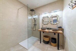Shower, hair dryer, towels, soap - Elegance & Style 2-Bed Retreat in the Heart of Narbonne with Air-Con (Narbonne)
