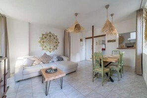 Smart TV, books - Elegance & Style 2-Bed Retreat in the Heart of Narbonne with Air-Con (Narbonne)