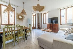 Smart TV, books - Elegance & Style 2-Bed Retreat in the Heart of Narbonne with Air-Con (Narbonne)