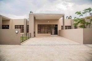 Apartment | Property grounds - Longhorn Executive Apartment (Lusaka)