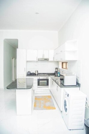Appartement | Privékeuken | Een koelkast, een magnetron, een oven, een kookplaat