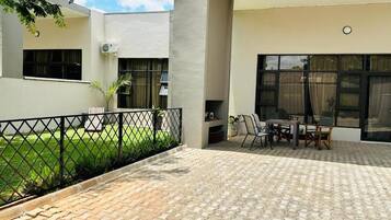 Apartment | Outdoor dining