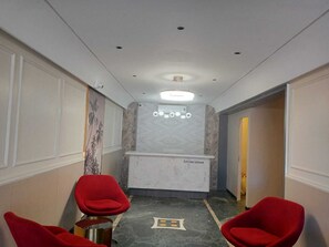 Suíte família, vista para a cidade | Saguão