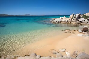 Una spiaggia nelle vicinanze
