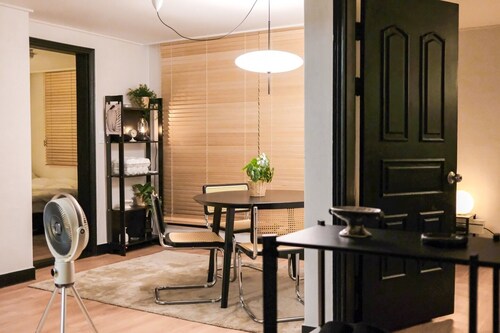 Hongdae Stay, Hapjeong stn 5 mins, Modern Seoul Cozy Loft, Airport bus direct