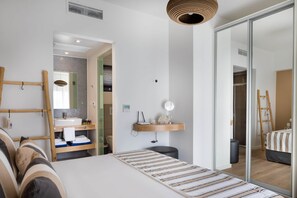 Een kluis op de kamer, een strijkplank/strijkijzer, wifi, beddengoed