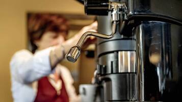 Kaffee und/oder Kaffeemaschine