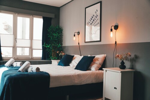 Large group home with 7 cozy bedrooms, sleeps 14+, garden, and air conditioning for a comfortable stay. Features a full kitchen, 4 en-suite showers plus shared bathroom with your guests, multiple toilets, washing machine, and outdoor patio.
