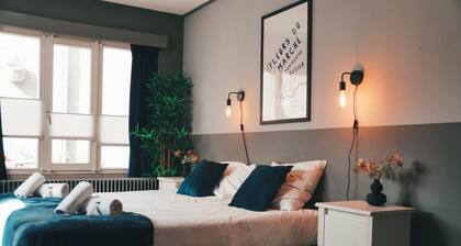 Large group home with 7 cozy bedrooms, sleeps 14+, garden, and air conditioning for a comfortable stay. Features a full kitchen, 4 en-suite showers plus shared bathroom with your guests, multiple toilets, washing machine, and outdoor patio.