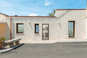 Exterior detail - Ghjlgolu House Apartment – Tavolara Room with Wi-Fi and Air Conditioning (Monte Petrosu)