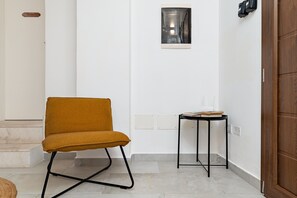 Interior - Ghjlgolu House Apartment – Tavolara Room with Wi-Fi and Air Conditioning (Monte Petrosu)