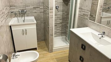Apartment, 2 Schlafzimmer, Balkon | Badezimmer