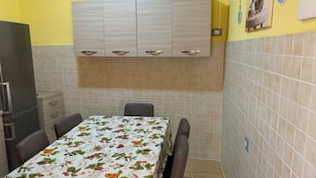 Appartement, 2 chambres, balcon | Restauration