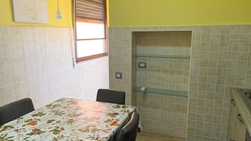 Apartment, 2 Schlafzimmer, Balkon | Speisen