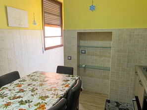Apartamento, 2 habitaciones, balcón | Restauración
