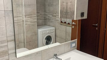 Appartement, 2 chambres, balcon | Salle de bain