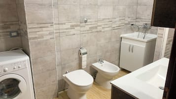 Appartement, 2 slaapkamers, balkon | Badkamer