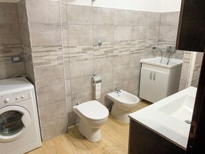 Appartement, 2 chambres, balcon | Salle de bain