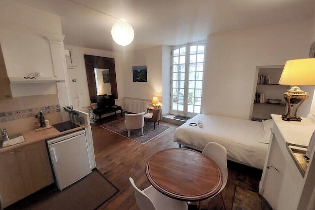 1 habitación, tabla de planchar con plancha y cuna de viaje 