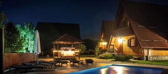 House Mountain Resort - 3 Chalets with pool & spa near Risnjak , Gorski kotar