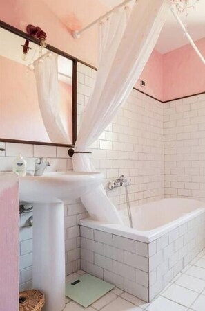 Secadora de cabello, bidet, toallas, jabón 