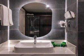 Quarto casal ou duplo standard, sacada, vista para a montanha | Banheiro