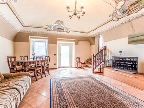 TV - Wonderful private villa for 10 guests with WIFI, pool, TV, patio and panoramic view (Gabiano)
