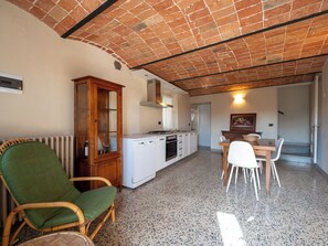 Dining - Wonderful private villa for 10 guests with WIFI, pool, TV, patio and panoramic view (Gabiano)