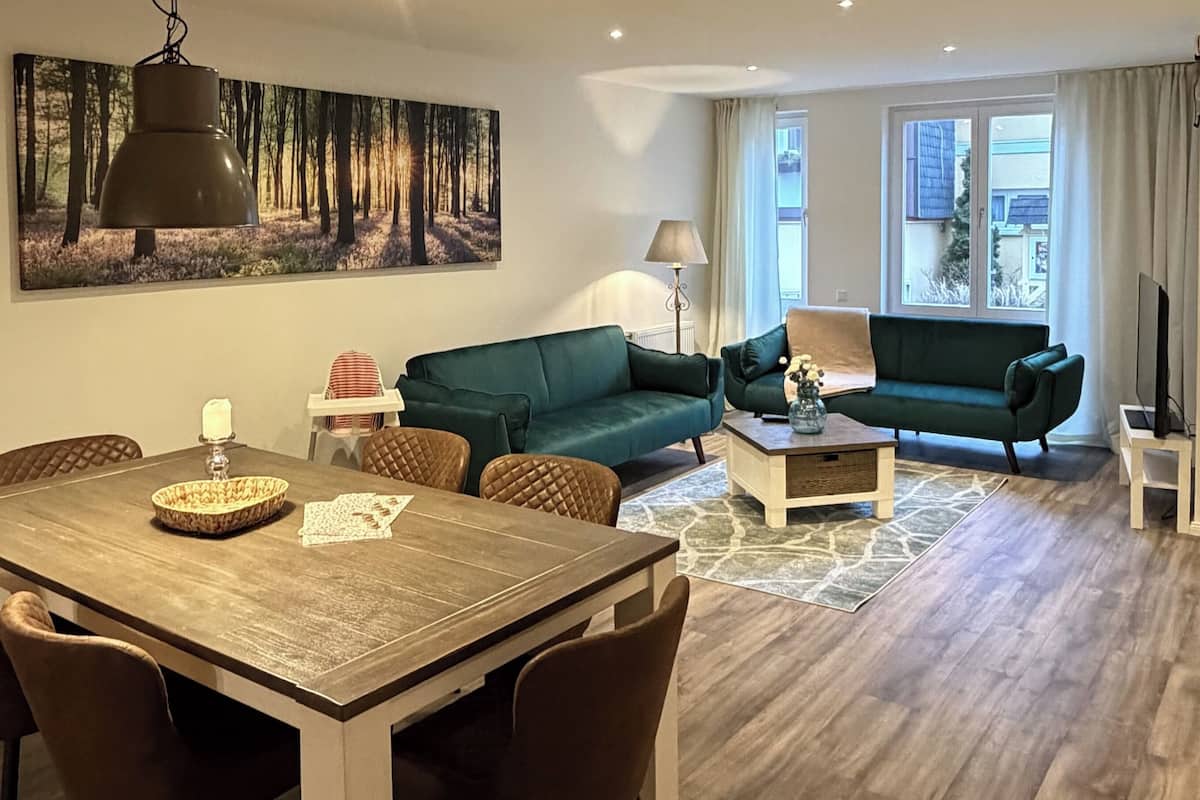 Condo, 3 phòng ngủ, bếp | Khu phòng khách | TV màn hình phẳng 