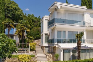 Exterior - Beachfront apartment in Crikvenica with barbecue & garden (Crikvenica)