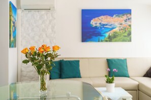 TV - Beachfront apartment in Crikvenica with barbecue & garden (Crikvenica)