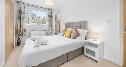 Modern 2-Bed Flat | Steps to Waverley & Castle
