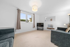 TV - Modern 2-Bed Flat | Steps to Waverley & Castle (Edinburgh)
