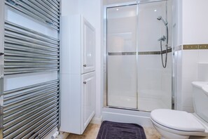 Shower, towels - Central Altrincham 2BR | Market & Airport Access (Manchester)
