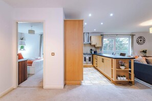 Iron/ironing board, WiFi, bed sheets - Central Altrincham 2BR | Market & Airport Access (Manchester)
