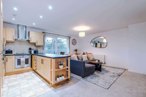 Modern 2BR | 15m to MAN Airport | Metro Link